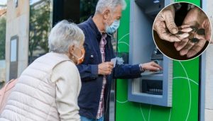 ВСИЧКИ ПОД НОЖА: Банките щавят пенсионерите с такси!