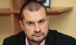 Политолог: Служебният кабинет вече е известен с корупцията и некадърността си. И с двуличието на своя баща