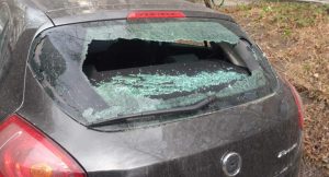 СТОЛИЧАНИ В СТРЕС: Гърмят поголовно с пушка по колите им (СНИМКИ)