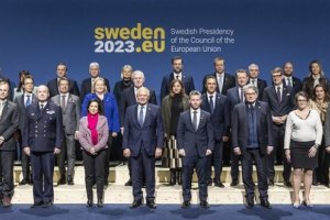 Eврокомисар идва в България, за да договаря боеприпаси за Украйна