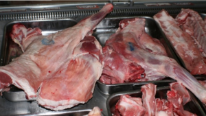 Кланици трият червения печат на агнешкото и слагат син