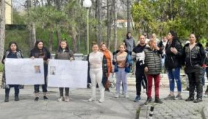 Роднини на протест, искат оставки заради бебето със счупеното краче (СНИМКИ)