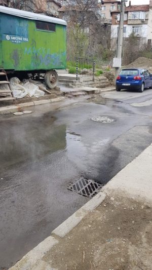 Софийски шахти „цъфнаха“ върху канализацията на Благоевград