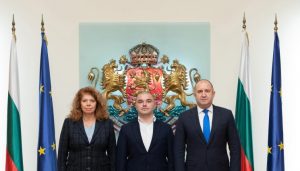 Вицепрезидентът връчва български документи на Христиан Пендиков