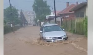 Порой отнесе автомобили в Берковица, наводнени са къщи (ВИДЕО)