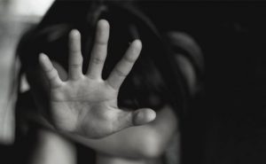 Майката на обезобразеното момиче: Тя е затворник в собствения си кошмар