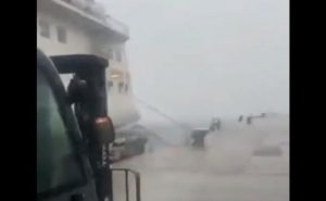 Майорка: Буря откъсна круизен кораб от котвите му, понесе го като хартиена лодка във водата и го сблъска с товарен кораб