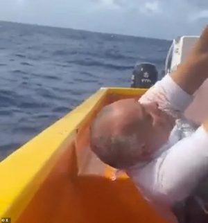 Мафиотска разправа като в „Кръстникът“: Наркобос хвърлен жив в морето със завързани ръце и котва около кръста (шок снимки)