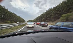 50-метрова колона от автомобили пъпли към София по АМ „Тракия“