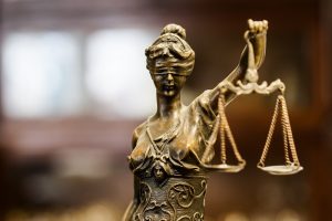 Конституционната реформа се редактира с (юридически) шамари