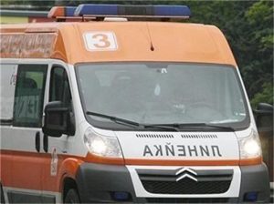 Млада жена от Костинброд е прегазена на пътя от лека кола, изпреварваща камион