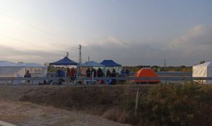 Протестиращите се готвят за стачка, блокадите остават
