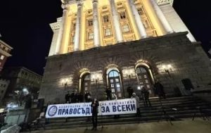 Адвокатският бунт срещу Десислава Атанасова в КС се разраства