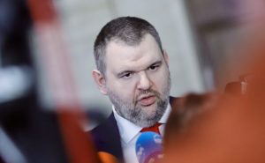 Пеевски поиска оставката на Радев, прати го да си прави партия