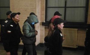 Шестгодишният син на убития Пейо и Габриела оставян сам, бос и гол в апартамента й