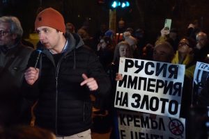 Бдение в памет на Навални пред руското посолство в София (ВИДЕО)