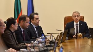 Депутатите решиха утре да изслушат премиера и министъра на отбраната за Украйна