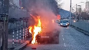 Джип избухна в пламъци в центъра на София