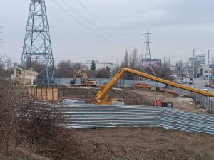 Огромен кран падна върху строежа на метрото при „Червено знаме“ (СНИМКИ)