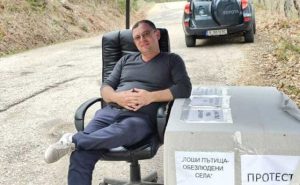 Кметът на кърджалийско село изнесе работно си място на пътя в знак на протест