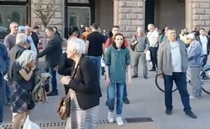 Упадък в синьо: Протестиращите срещу Калин Стоянов и Главчев са обидени на ПП-ДБ, защото се “крият“ (видео)