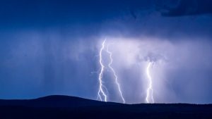 Три деца ранени след удар на мълния на плаж в Пуерто Рико