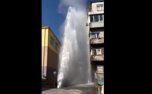 Гейзер с вряла вода бликна в центъра на София