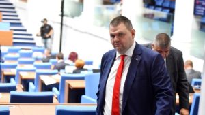 Докъде се докарахме! Червеният Симов, журналистът Стойнев и анализаторката Цветанка Андреева дружно: От съдбата на Пеевски зависи какво ще се случи в следващото НС…