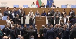Срам ни е от вас! Скандали без край и нощен парламентарен цирк: “Възраждане“ и ИТН окупираха трибуната (видео+снимки)