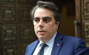 Асен Василев брутален: Чакаме ГЕРБ да реши дали ще позволи на Пеевски да ги изяде