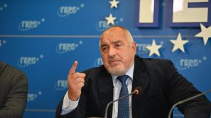 Лена троснато на Бойко: Отказвам се от имунитета си, Борисов да подпише незабавно декларацията