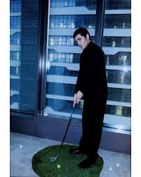 Бурак Дениз се теши с голф след изневярата на годеницата си