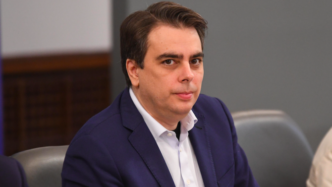Вчера Кирил Петков настъпи Пеевски, днес Джаба отвръща на удара, коментира Асен Василев обвинението за ареста на Борисов