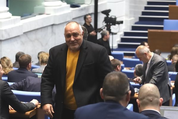 (Не)възможен нов ВСС: Петков не казва ще даде ли гласове, Борисов песимист, Пеевски не играе (Обзор)