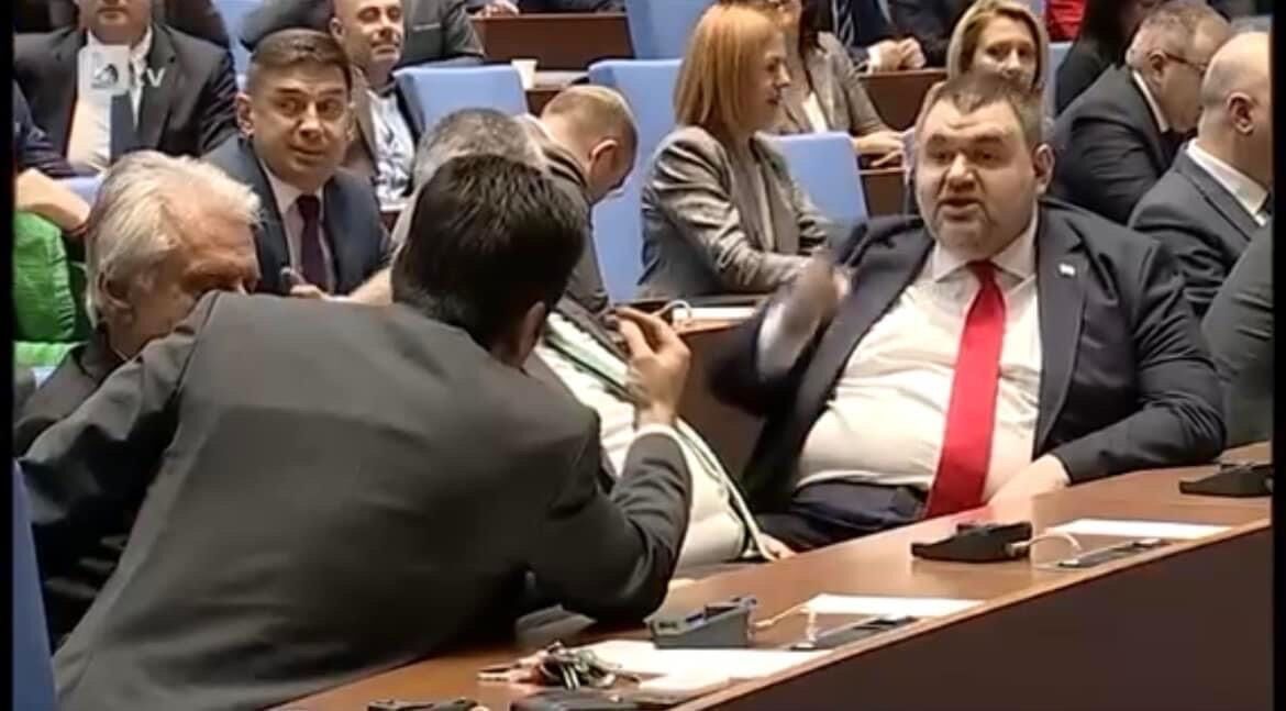 Пеески: Киро Петков е дрогиран и луд! Иска да ме бие!Киро отговаря: Пеевдки е бос на Мафията – Джаба Хатянина!
