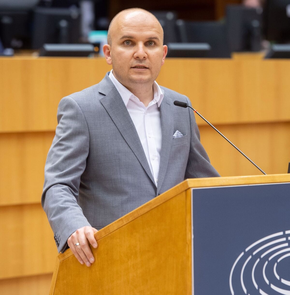 Шефът на Правната комисия в Европарламента отговори иронично на обидите на корупционера Пеевски към ДПС