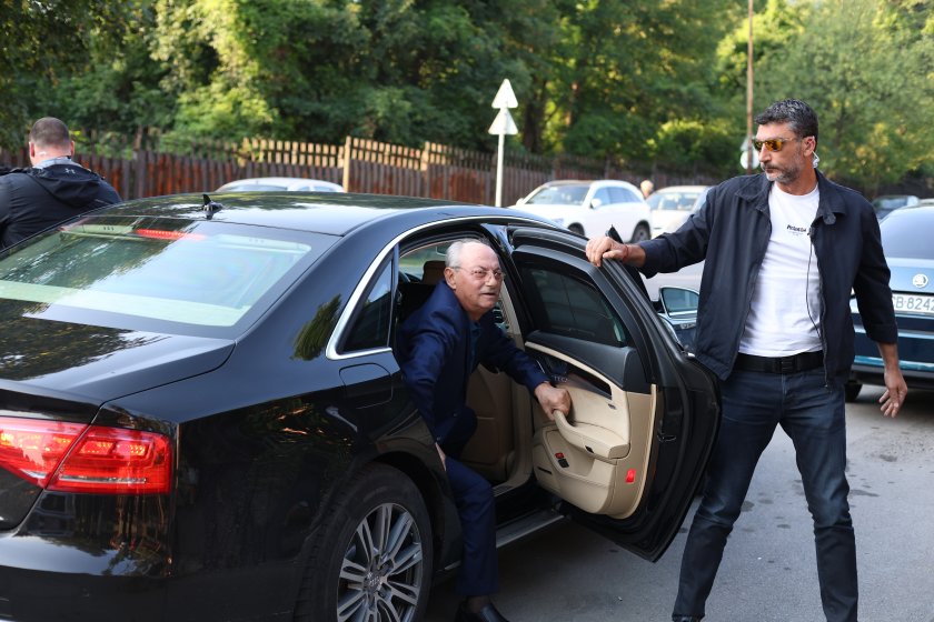 Ахмед Доган драпа за власт, зад него надничат Румен Вълка, Фуат Гювен и Николай Вълканов