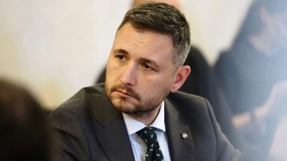 Валентин Тончев оттовори на изперкалото джудже на Пеевски Тошко за гаврата му с цял етнос на “Бай Хасан и Бай Мюмюн”!