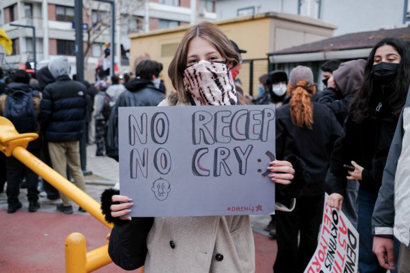 Историята на погаленото от Ердоган бебе, което сега протестира срещу него