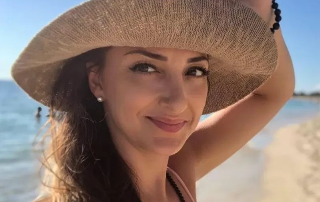 Кърмачката от „Величие“ чете чисто гола!