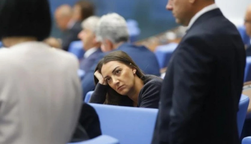 О, Боже! Депутатка от „Величие“ иска да кърми в парламента