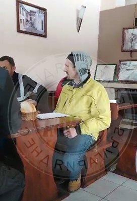 След като бе пуснат от ареста: Димо Алексиев обикаля дегизиран по заведения извън София (Снимки)