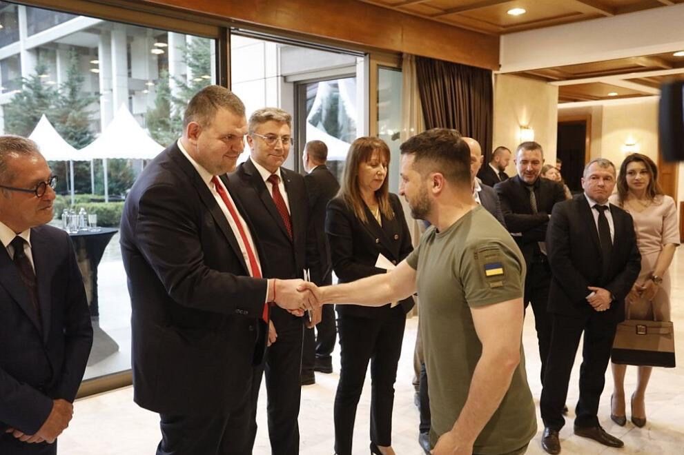 Фурнаджийската лопата Пеевски обърна с политическа шизофрения позицията си за Украйна! Санитарите да влизат в Парламента!