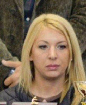 30 години след разстрела: Щерката на Васил Илиев бърка бетон! (СНИМКИ)