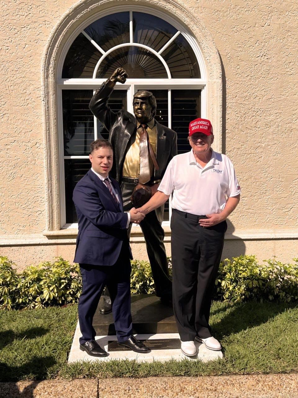 Бронзова статуя на Тръмп е издигната в неговия голф клуб Mar-a-Lago! (ВИДЕО)