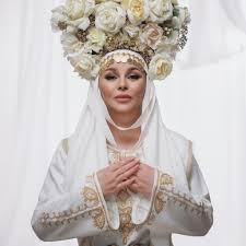 Деси Слава подписала договор с „Пайнер“, за да избяга от бедността