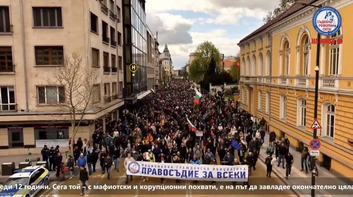 Нито една телевизия (БТВ, Нова, БНТ) не отрази многохилядния протест срещу Пеевски!