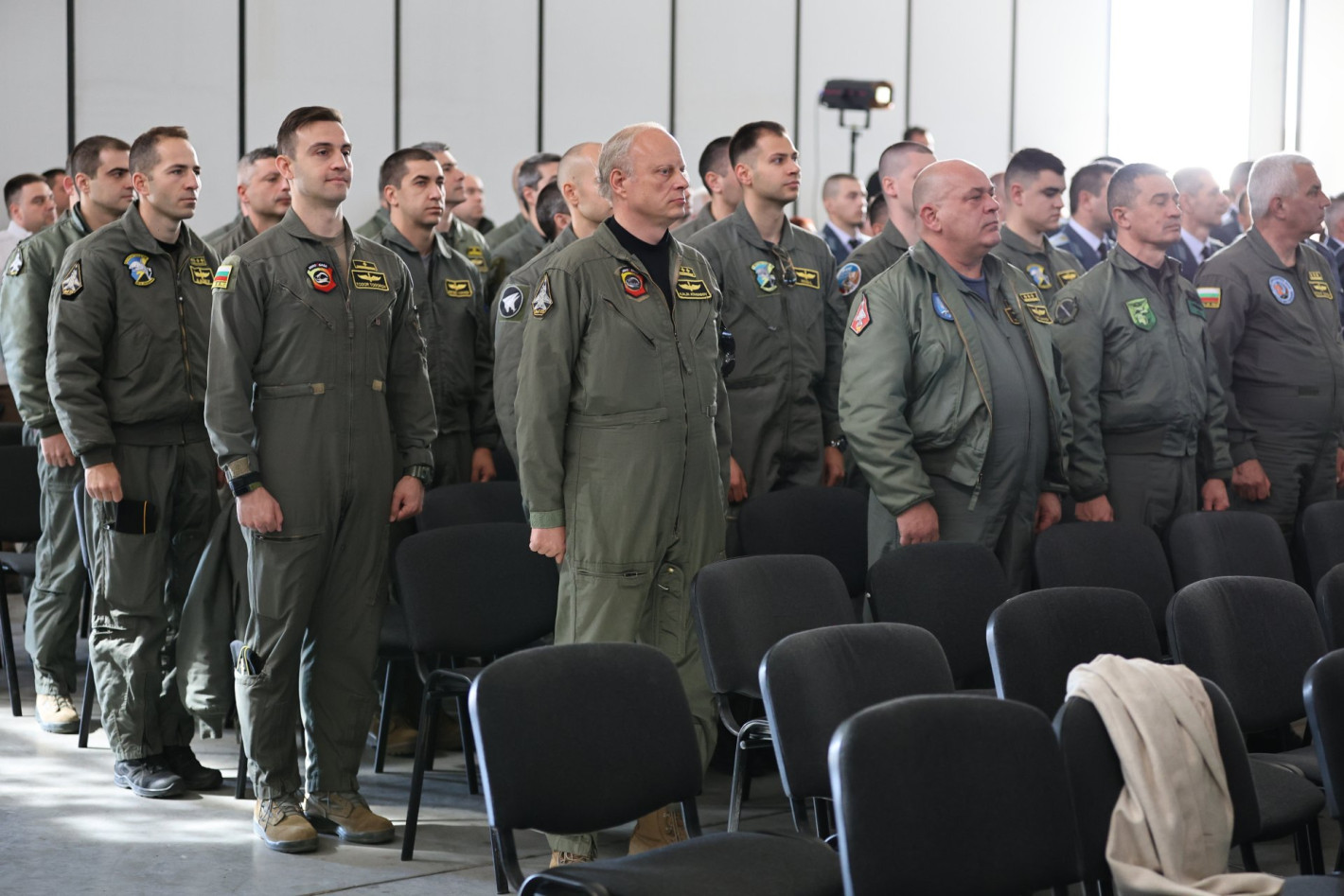 Представиха българския F-16 в авиобаза „Граф Игнатиево“ (снимки)