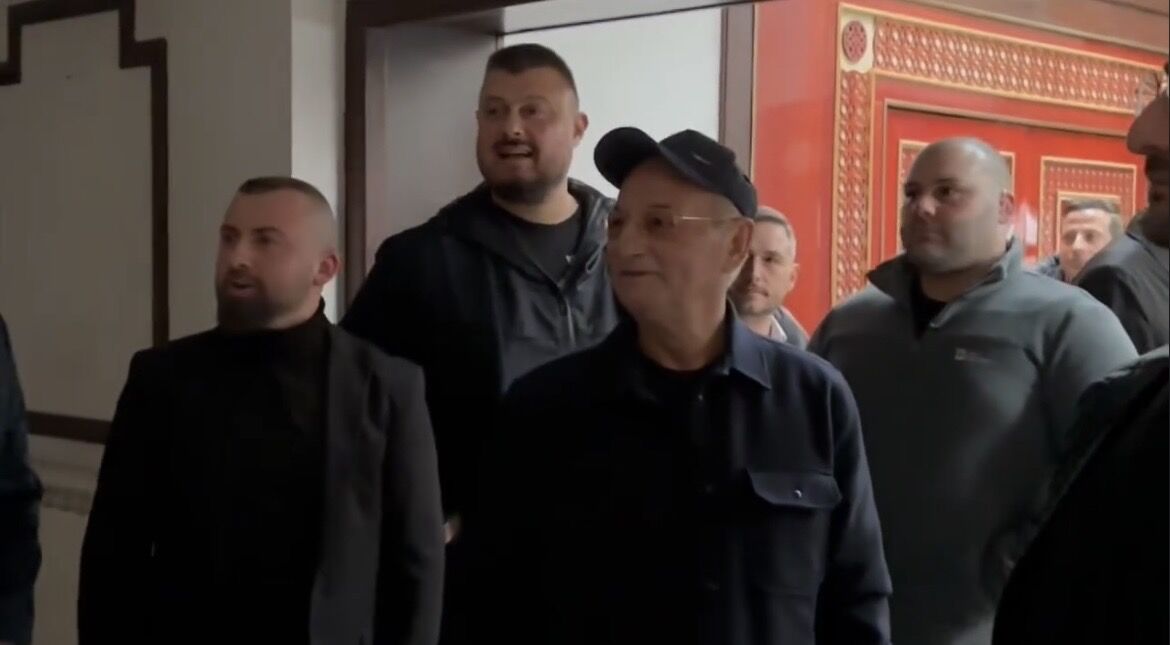 Уникални кадри как Доган посреща ДПС младежите в ограбения си от мутрите дом в Бояна! (ВИДЕО)