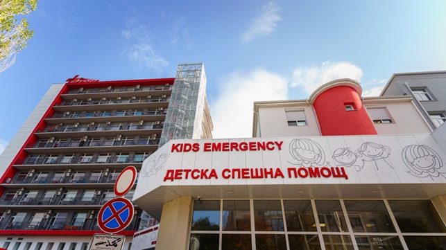 Агресия пред „Пирогов“, след като 7-годишно дете почина в линейка